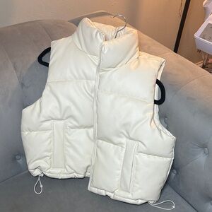 Hollister Women's Off-White Puffer Vest
